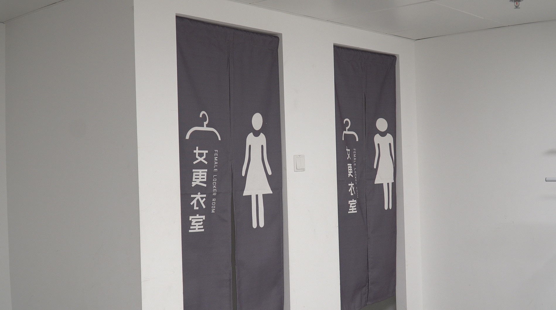 上过几轮热搜后，保洁员还在厕所隔间休息吗？央视网记者实地探访