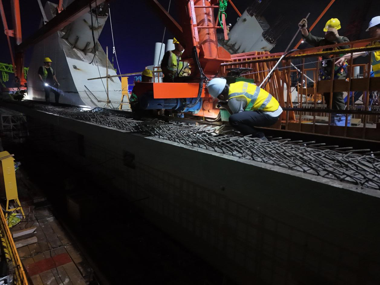 钦港铁路项目钦江双线特大桥龙门吊吊装完成