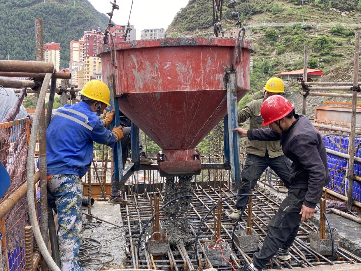 雅砻江大桥主桥中跨合龙