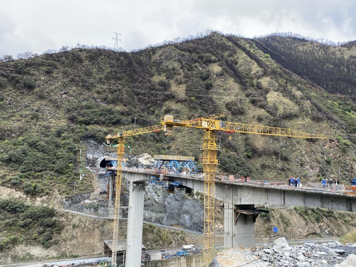 雅砻江大桥主桥中跨合龙