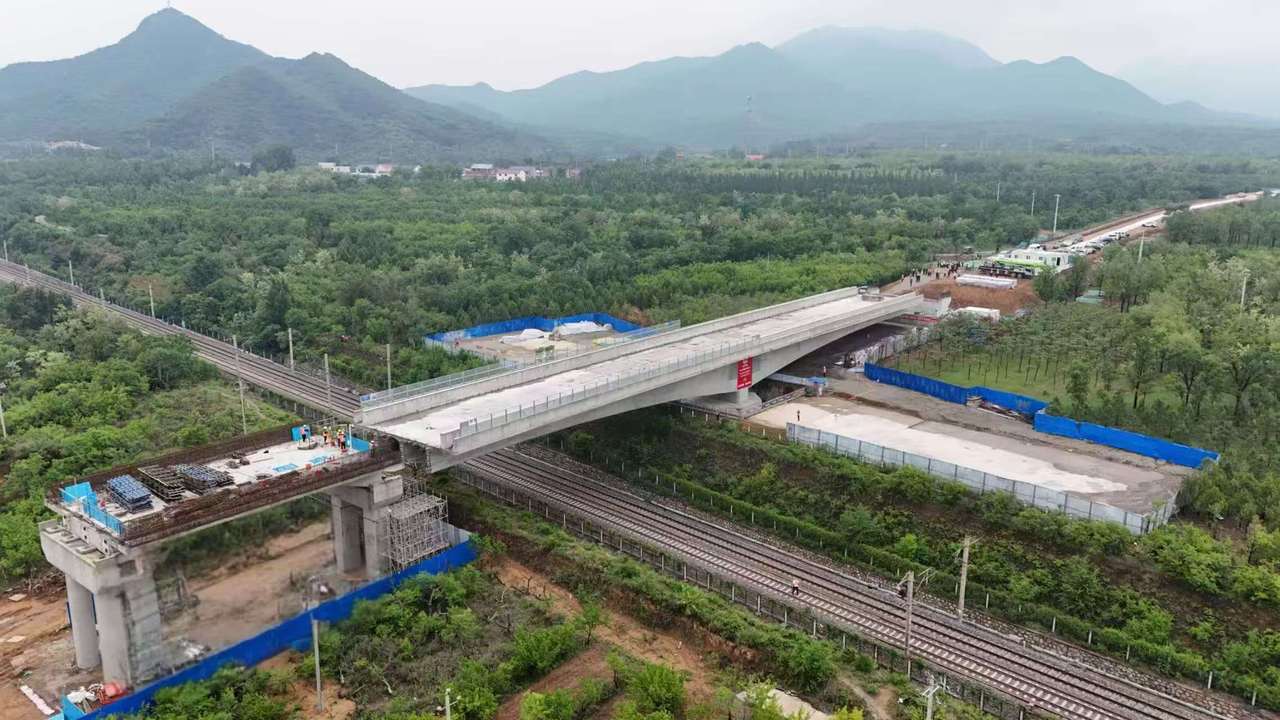 千吨巨无霸“空中转身”跨越铁路