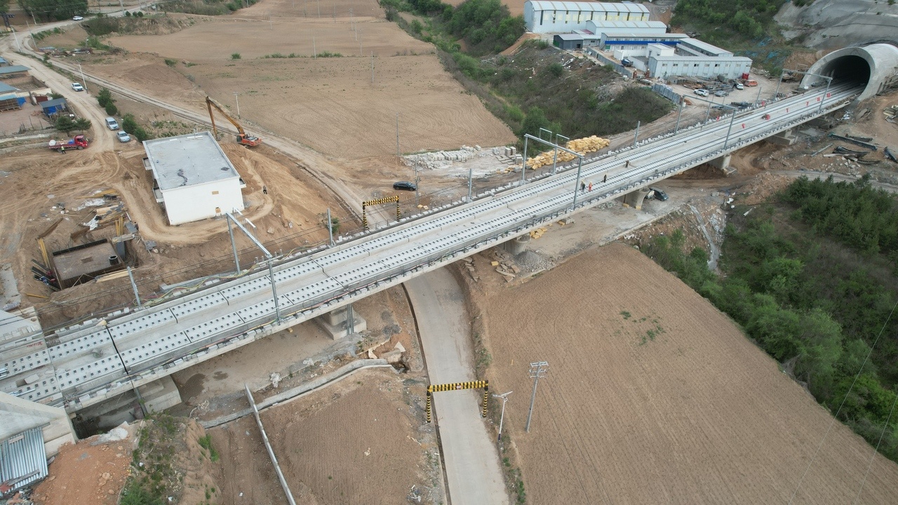 西延高铁又一标段无砟轨道施工完成
