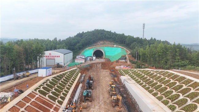 邵永铁路荷叶村隧道贯通