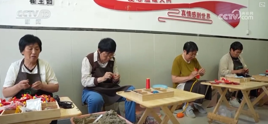 端午周边产品产销旺&#32;传统节日新鲜创意撬动经济发展新“引擎”